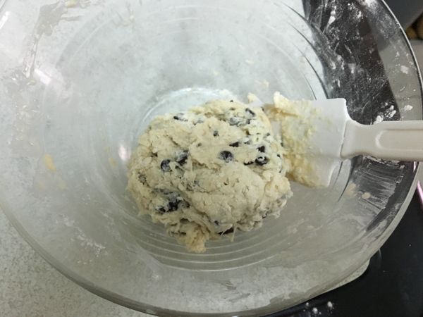 加入巧克力豆、高、低筋麵粉攪拌成團。