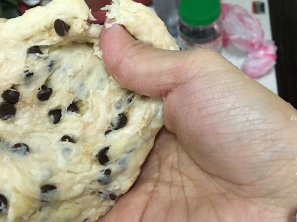 麵糰加入奶油並拌均勻，麵糰拉開有鋸齒狀的薄膜就可以了。