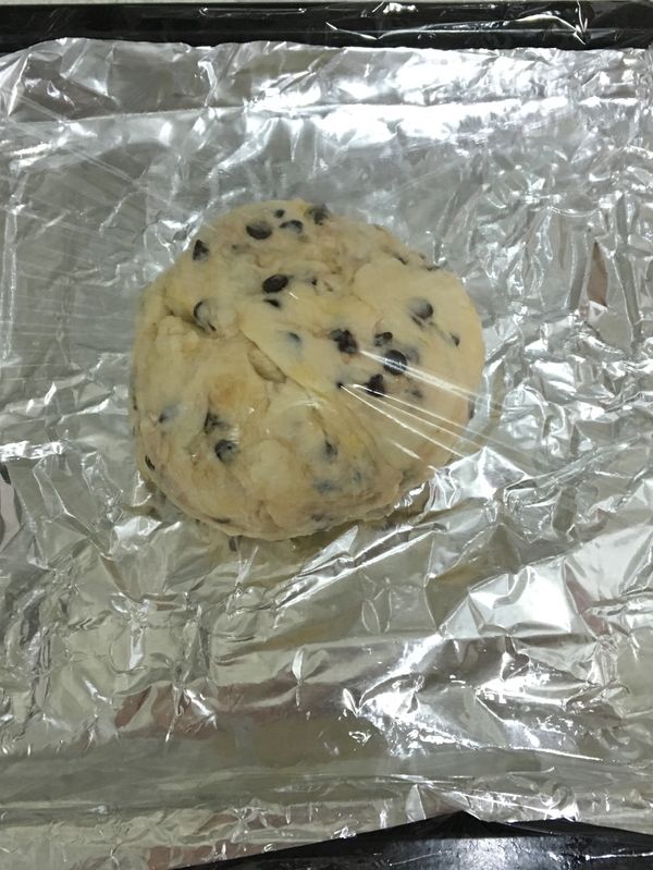 保鮮膜上油（怕沾黏在麵糰）包起來放置在烤箱發酵1小時。（第一次發酵）