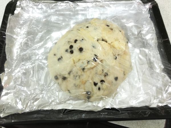 發酵成2倍大的麵糰切割2大塊，用桿麵棍滾平壓一下，把空氣壓出來，在捲起來。