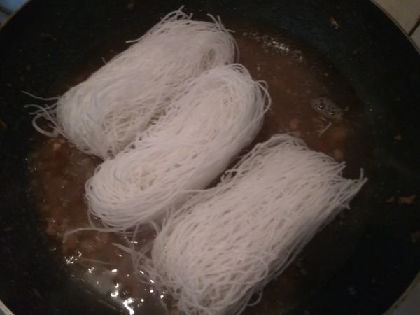 待肉燥滷製十分鐘後，放入冬粉一起煮。