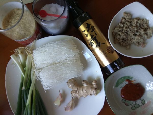 準備好食材，我們要來做一道很簡單卻很美味的菜色。