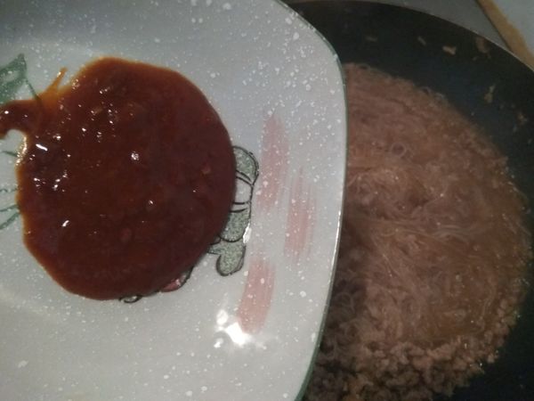 待冬粉變成透明狀時，加入辣豆瓣醬。