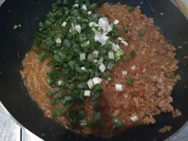 青葱洗淨以後，瀝去水份，切去頭尾之後切成葱花，加到食材裡。