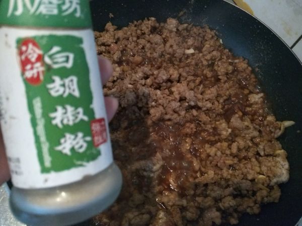 灑上少量的白胡椒粉讓肉燥更具魅力。