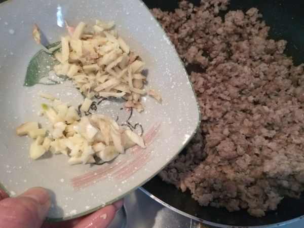 薑洗乾淨，先切成片再切成絲，最後切成薑末備用。
蒜頭剝去外膜，切成蒜末備用。
使用平底鍋，加熱鍋子，倒入橄欖油，放入豬絞肉拌炒，再加入薑未和蒜末炒香豬絞肉。