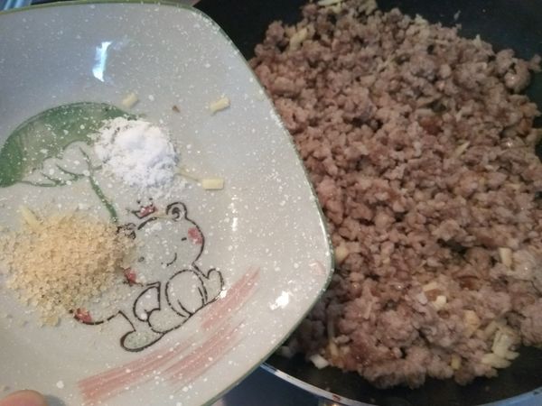 加入砂糖和鹽巴調味。