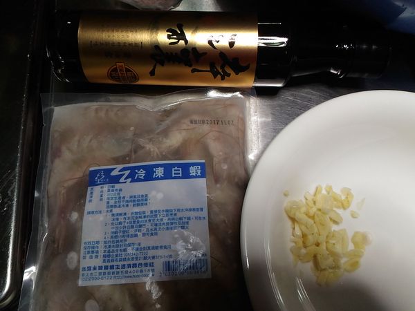 準備淬釀醬油露、蝦子、蒜頭等，蒜頭先切細粒。