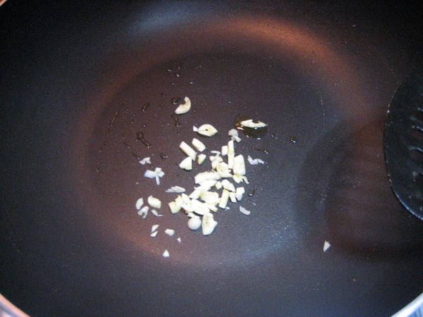 油鍋放入蒜末拌炒至香味出來。