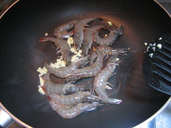 加入蝦子一起煮。