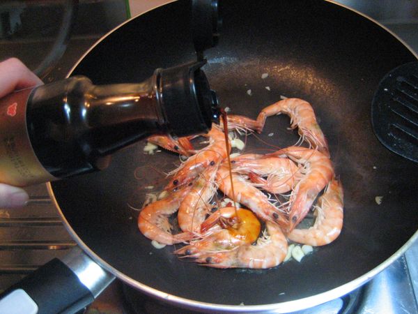 煮至蝦子顏色變紅之後，立即加入淬釀醬油露一起拌炒，好吃美味的醬炒鮮蝦就完成。