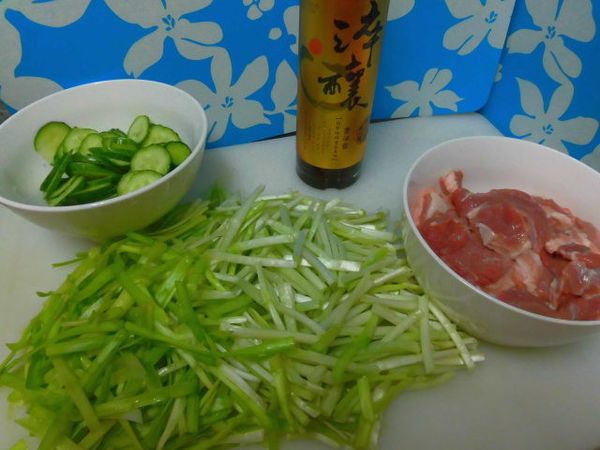 韭黃切除根部洗淨後切段備用/ 豬肉切片備用待醃 ~
小黃瓜切小片醃製一下作盤邊小菜~