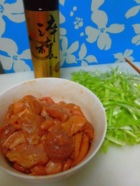 靜置約10分鐘，讓豬肉片入味~