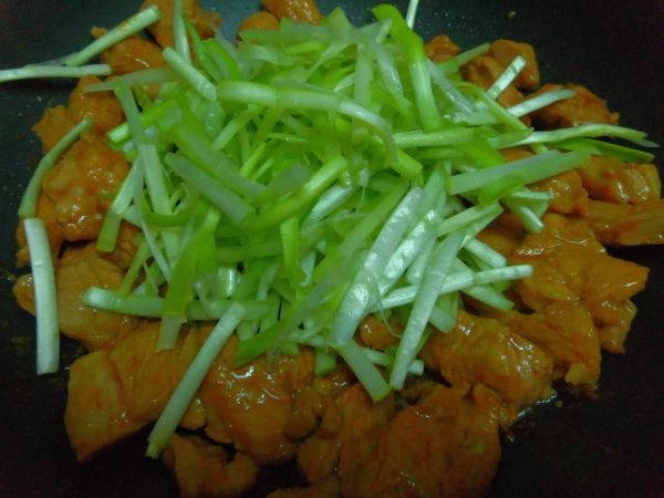 接下來放入韭黃翻炒均勻~