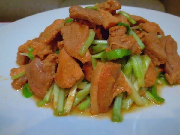 完成了京醬豬韭黃~
這道料理真的非常簡單而且容易上手喔~