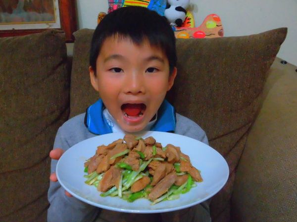 小朋友開心上菜了~
健康美味的飲食原則~
簡單的食材也能吃到不一樣的味道喔~