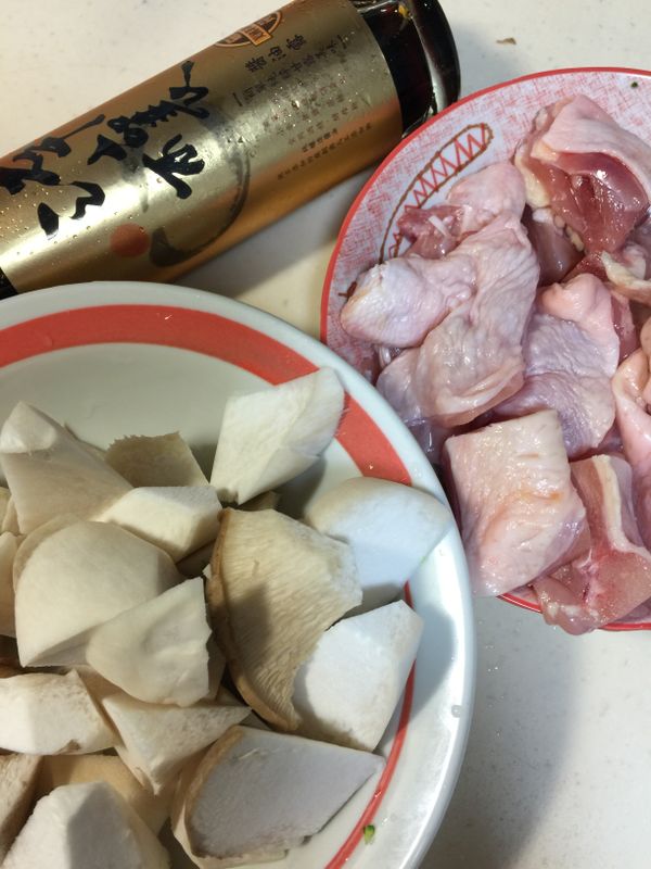 備料~去骨雞腿肉切小塊.杏包菇滾刀切