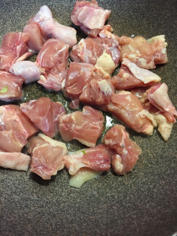 不沾平底鍋放一點點油.雞皮朝下中小火將雞皮的油煎焦香.兩面都要煎到喔!!