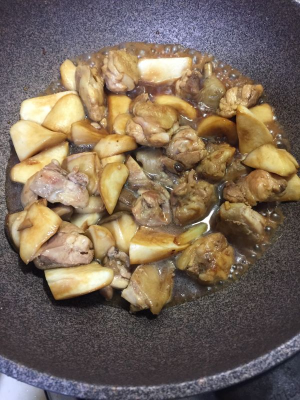 最後加溫開水一碗.(一般家裡的小碗就可以)蓋鍋蓋中小火悶燒