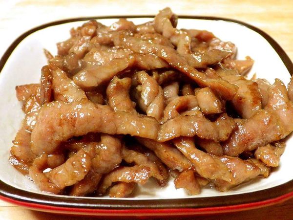 熱鍋後以3大匙的熱油把牛肉迅速過油撈起備用…牛肉才會軟嫩