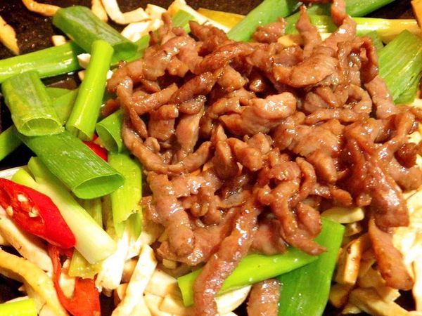 最後加入牛肉絲，蔥綠一同拌勻既可