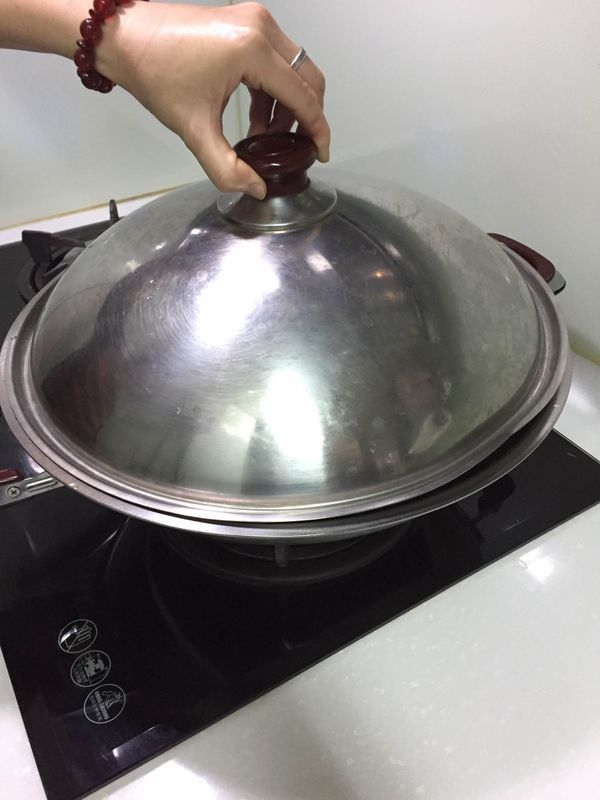 灑少許胡椒粉提味(小火)，大約悶一下。