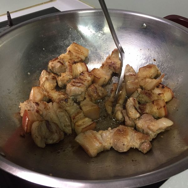 持續翻炒將肉的油脂炒出來(小火)，加少許紹興酒(主要是去腥味，可加可不加)
ps.翻炒的動作是為了肉的油脂能均勻逼出，並且肉不燒焦，此步驟較費工。