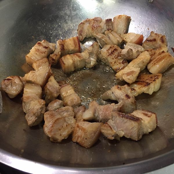 下肉並與糖翻炒至肉上色(小火)