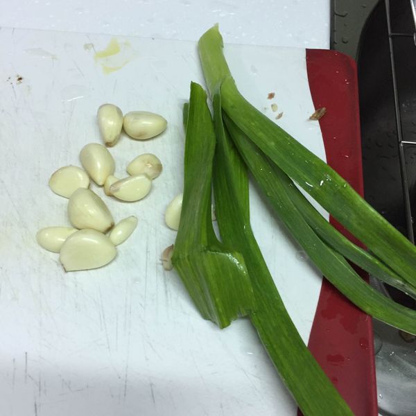 準備蒜頭(剝皮洗淨)、蒜or蔥洗淨切段