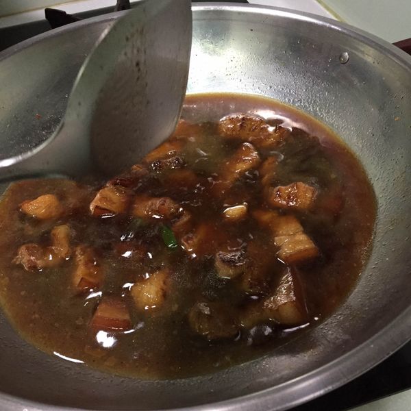 悶至蒜味出來後加水並開大火，至滾後關小火悶，直到肉軟嫩為止。