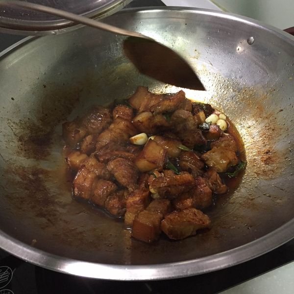 加醬油淹至肉的2/3，翻炒一下並蓋鍋悶。(小火)
ps.期間過個2~3分鐘再翻炒一次