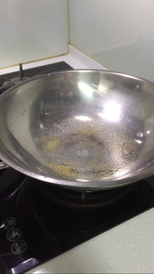 熱鍋(大火)後放糖(小火)