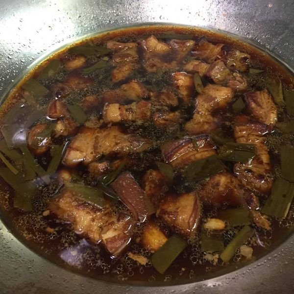 把表面上多餘的油再撈掉一點，即可完成。