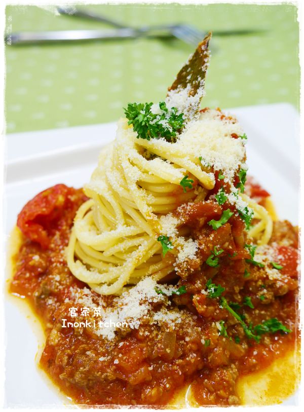 稍微加熱一下義大利肉醬、義大利麵及小蕃茄的部份，如覺得醬汁太濃稠可加些許的水調整一下，然後再試一下味道，盛盤後再撒上些許的起士粉及義大利香芹就可以了