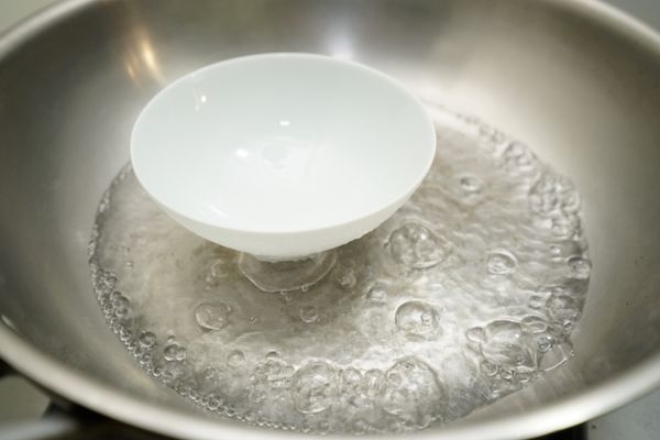 將鍋內的水煮滾。