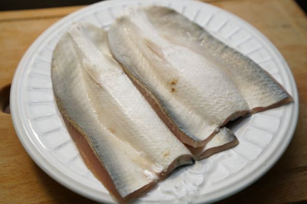 將虱目魚肚洗淨擦乾，兩面撒上少許鹽。