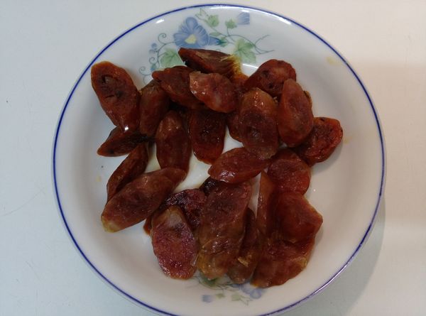 臘腸蒸熟後切片。(炊飯時可放在生米上方和米一起炊熟)