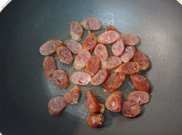 熱鍋免放油，將臘腸稍煎一下後盛起。