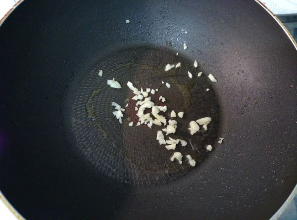 倒少許油爆香蒜末。