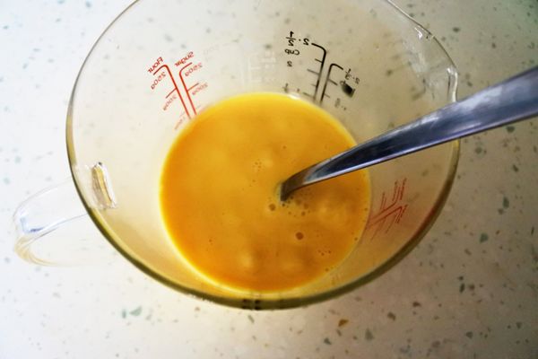 雞蛋加奶水攪拌均勻