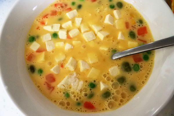 將所有食材及鹽巴白胡椒粉加入調勻