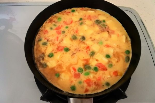 取平底小鍋倒入少量油熱鍋後轉文火倒入步驟3蓋上鍋蓋