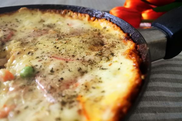 掀開鍋蓋撒上黑胡椒粉與巴西里~隨你喜好
外層焦脆內層滑順~秒殺