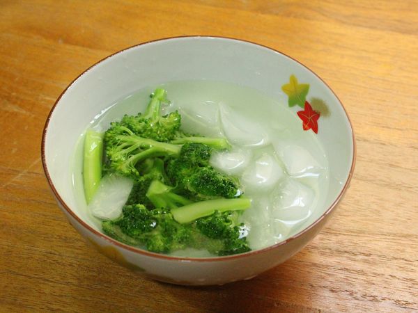 花椰菜切小朵, 汆燙後冰鎮
