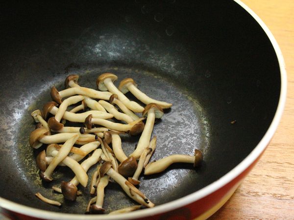 鴻喜菇去除底部剝散, 放入炒鍋小火炒至水份釋出, 再加入一些些清水悶軟