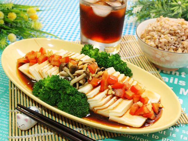 花椰菜、鴻喜菇同豆腐擺盤, 淋上作法4即完成