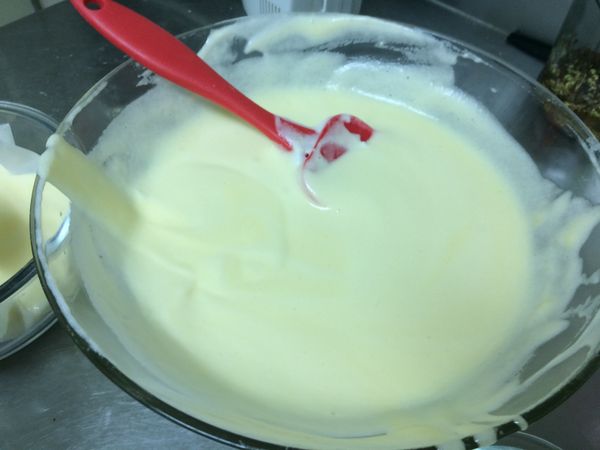 (1)蛋白+檸檬汁+細砂糖打至濕性發泡。
(2)和步驟1蛋黃糊攪拌勻。