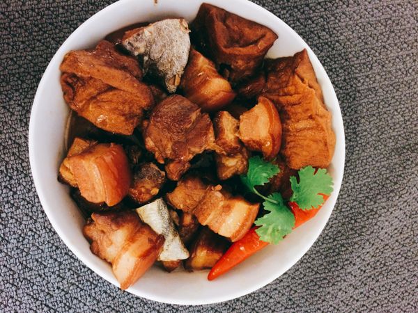 熱油鍋先將蔥段爆香取出，再放入薑片爆香至薑片微黃放入豬肉小火慢慢將豬肉爆出油再放入蒜頭一起爆香至肉表面完全呈白色微焦