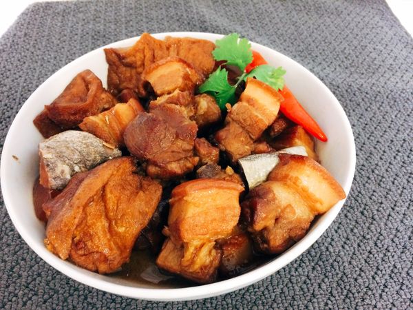 淋上米酒醬油水（水蓋過肉）加入油豆腐，鰻魚干胡椒粉大火煮滾後轉小火慢燉，約30分後放入少許冰糖再煮約15分鐘至湯汁有黏稠即可