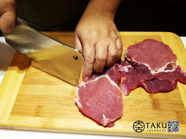 先將里肌肉裡的筋膜切開去除，再將里肌肉拍打以增加嫩度，備用。